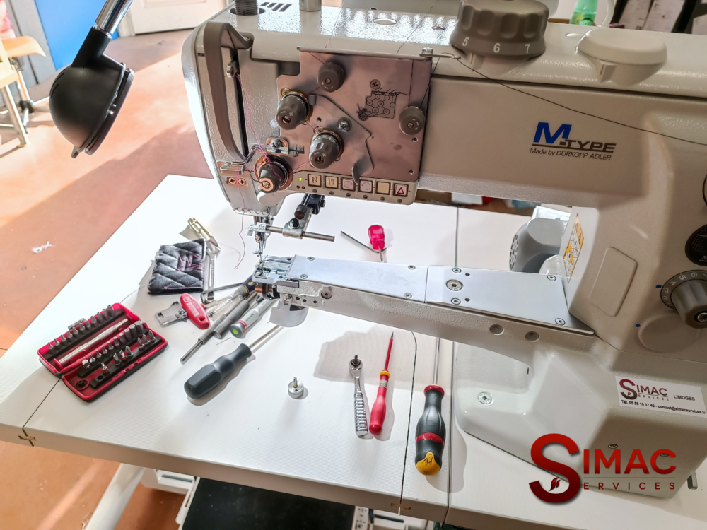 Réparation d'une machine à coudre dans l'atelier de SIMAC Services à Limoges